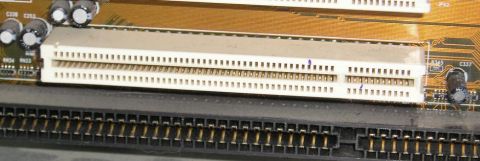 Фото 2. PCI разъем с отмеченными контактами 3,3 В.