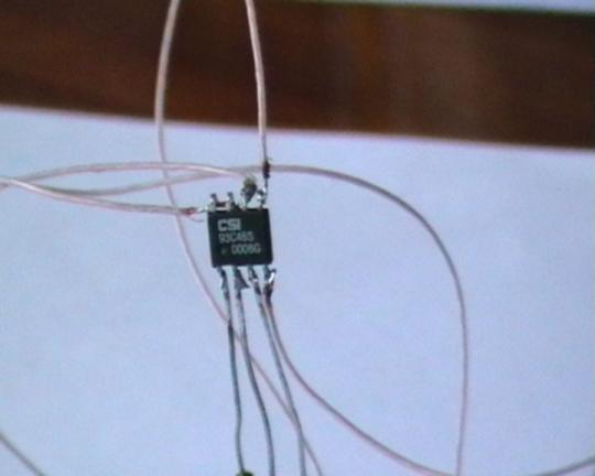 Тонкими короткими проводами EEPROM соединена с разъемоом LPT
