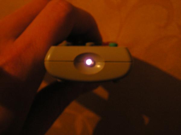 Фото 2. Фотография пульта. Белое пятно - работающий ИК-светодиод пульта.